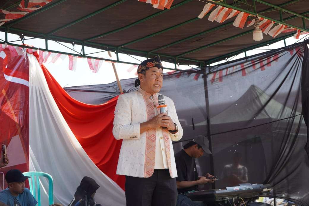 Ketua DPRD Kabupaten Jepara, Agus Sutisna saat menghadiri Festival Kemerdekaan Cangkul Mewah di Desa Pecangaan Kulon, Minggu (17/8/25)