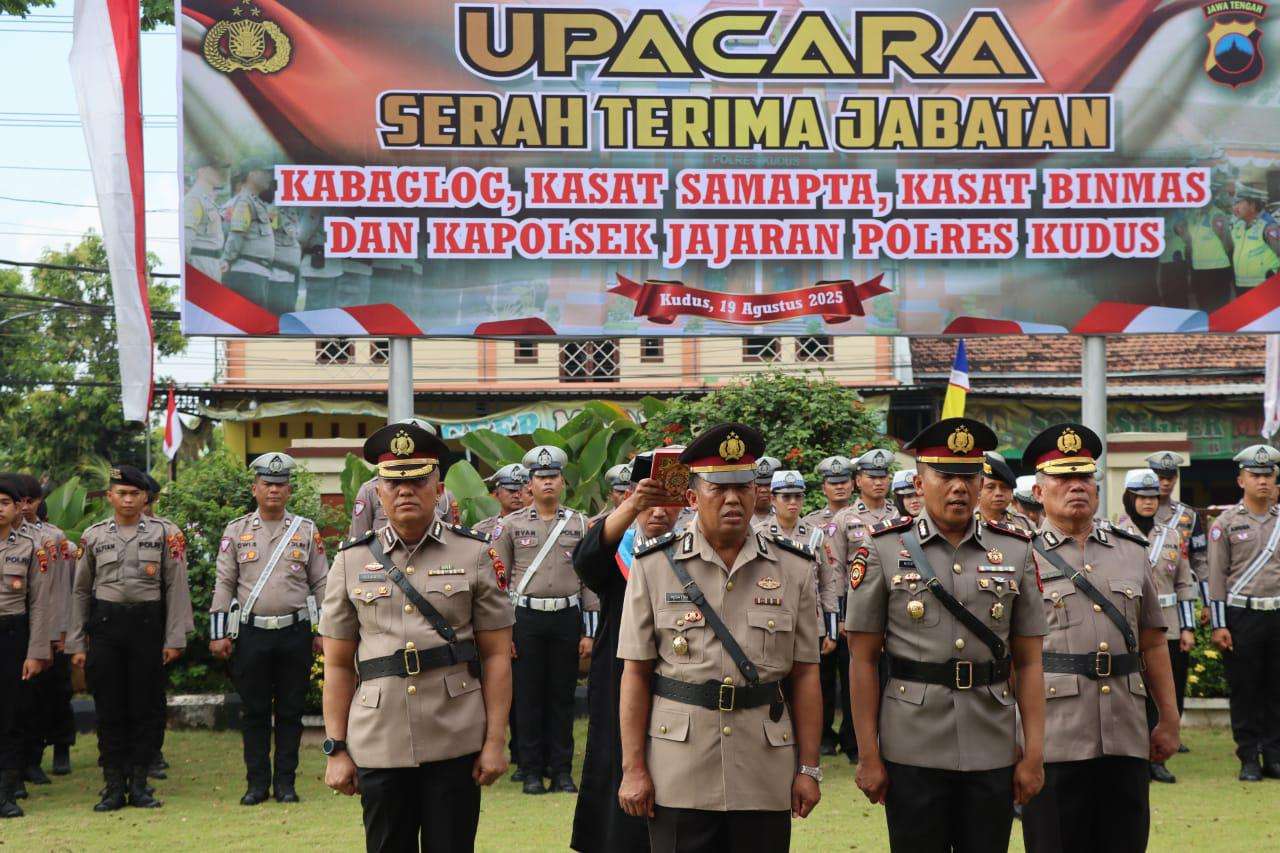 Upacara serah terima jabatan PJU dan Kapolsek jajaran dilangsungkan di halaman apel Mapolres Kudus pada Selasa (19/8/2025) pagi