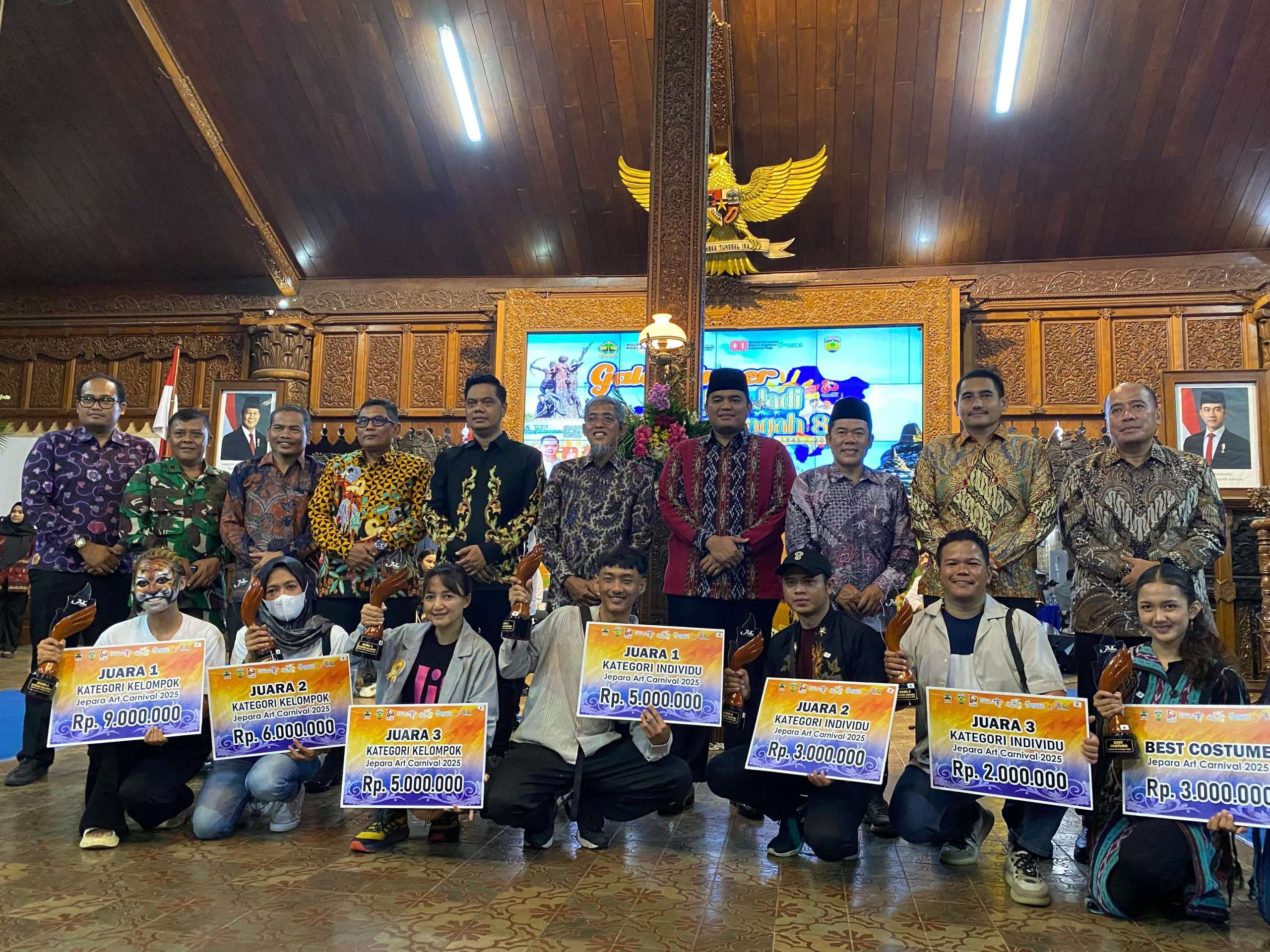Penyerahan hadiah kepada para pemenang Jepara Art Carnival saat Gala Diner pasca puncak kegiatan HUT Provinsi Jawa Tengah