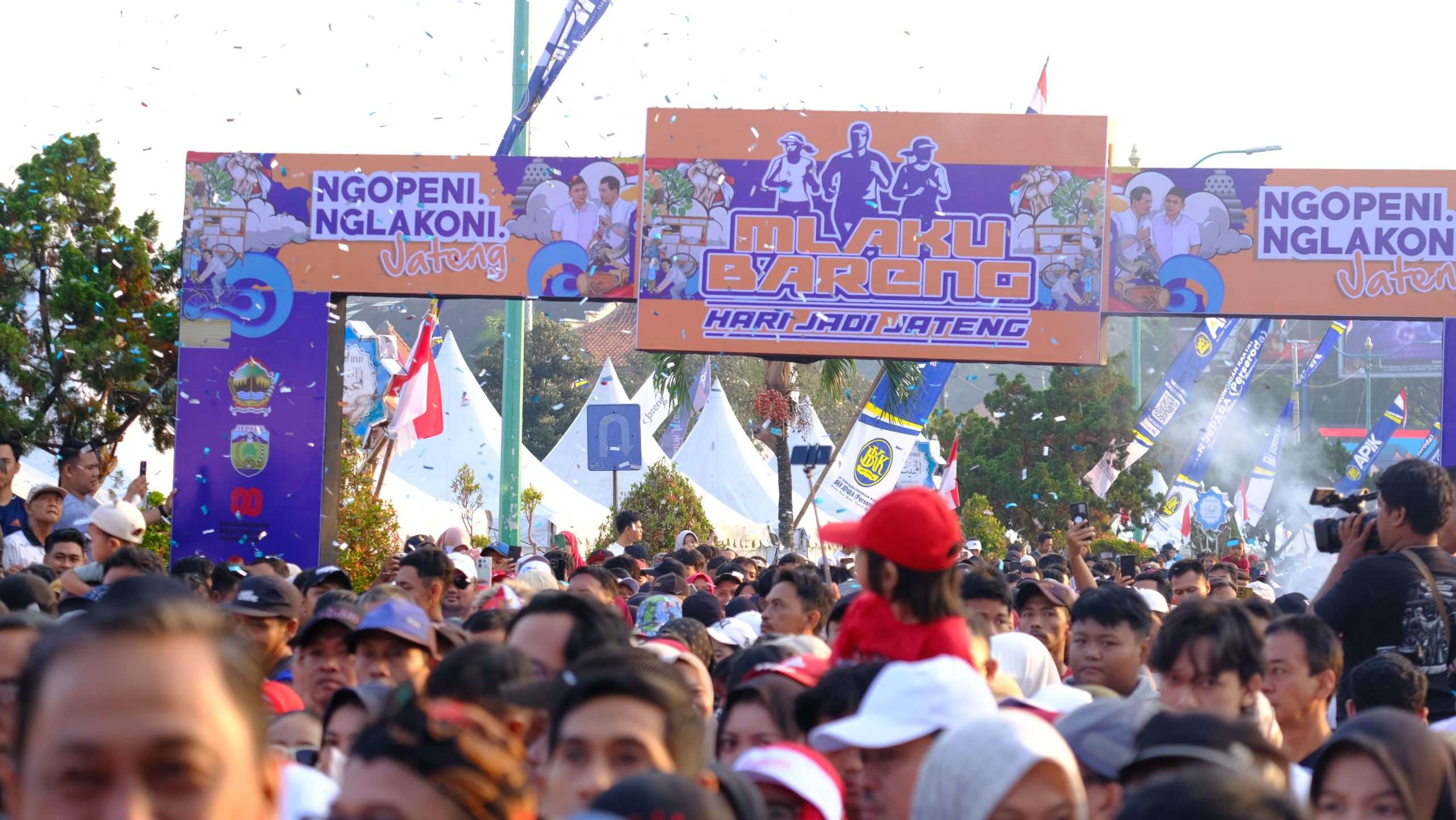 Jalan sehat yang dibarengi dengan penyajian 14.582 porsi soto gratis di Alun-alun Jepara pada Minggu (24/8/2025)