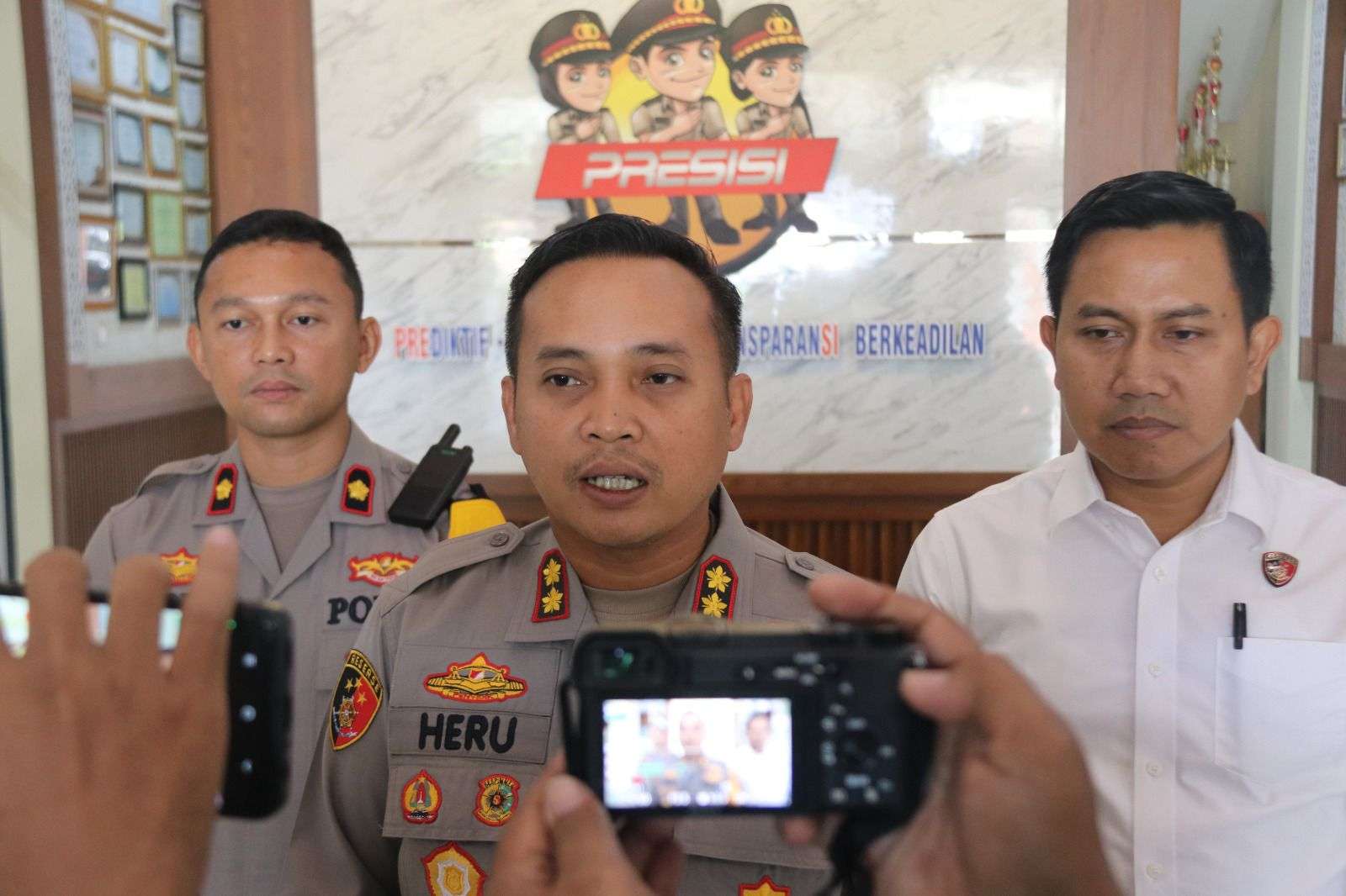 Kapolres Kudus, AKBP Heru Dwi Purnomo memberi keterangan terkait penetapan kades wilayah Dawe sebagai tersangka korupsi APBDes, Rabu (27/8)
