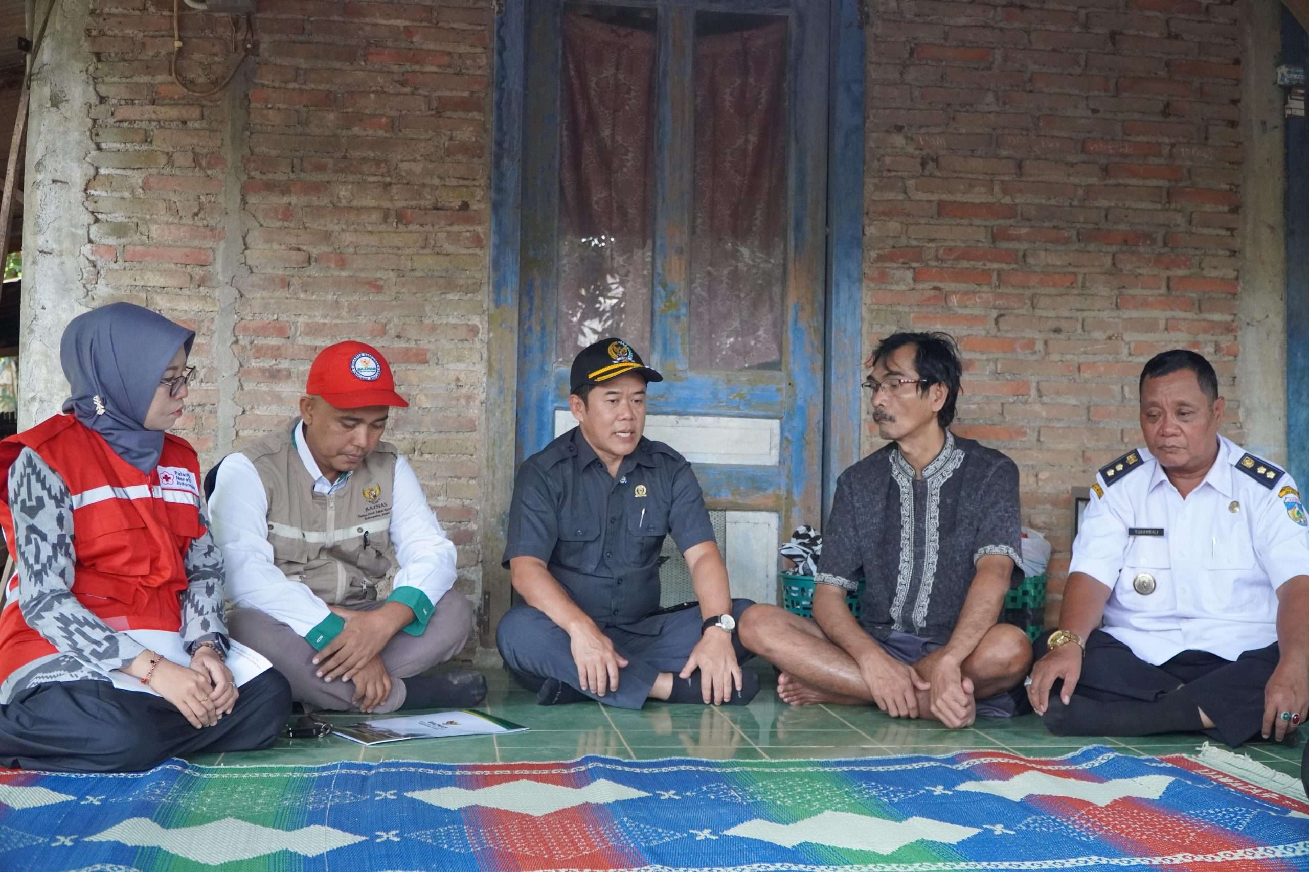 Ketua Dewan Perwakilan Rakyat Daerah (DPRD) Kabupaten Jepara ketika berkunjung ke rumah Bapak Sholikul Hadi (57), warga Desa Kecapi RT 14/2