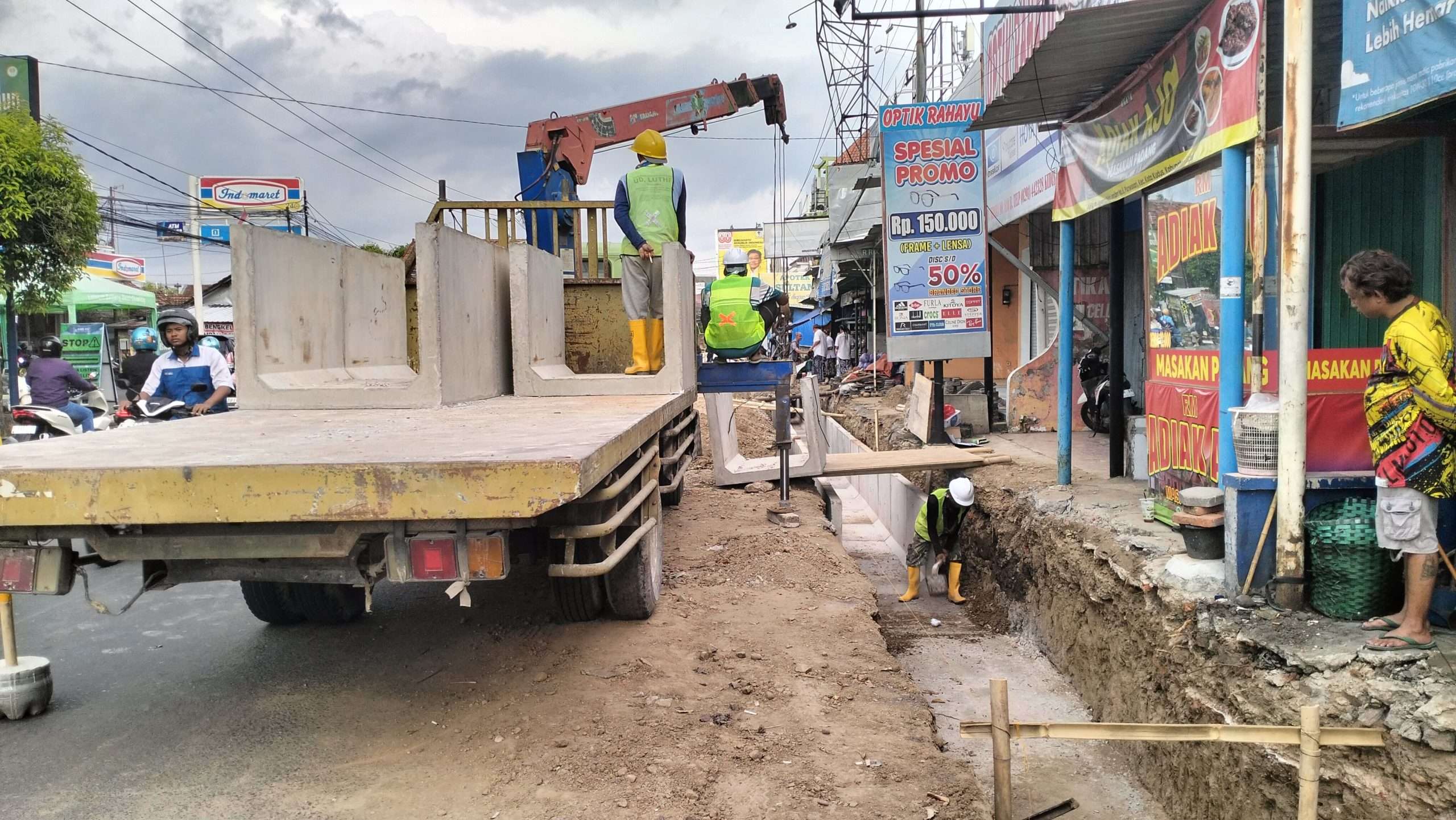 pembangunan saluran drainase Jalan Kudus-Kaliwungu dari perempatan Jember ke barat