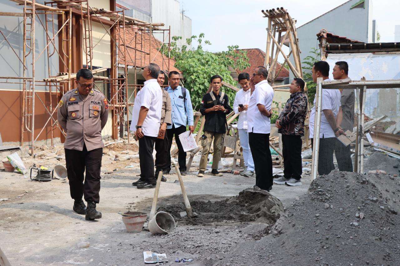 Tim Itwasda Polda Jateng mengawasi pembangunan Gedung Pelayanan SKCK baru di Mako Polsek Kudus Kota, Jl. Jendral Sudirman No. 78, Kelurahan Kramat, Kecamatan Kudus Kota, Kabupaten Kudus pada Rabu (28/8)