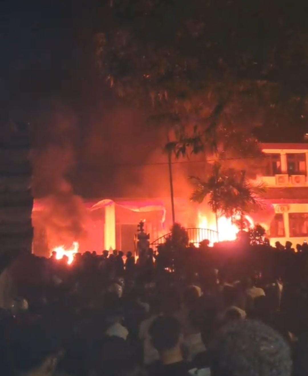 Situasi kericuhan yang terjadi di Gedung DPRD Jepara