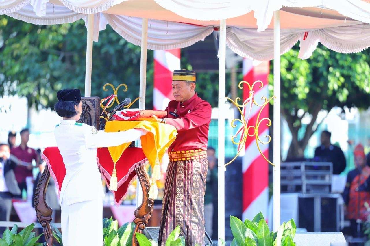 Bupati Kudus Sam’ani Intakoris saat memimpin Upacara Peringatan Hari Kemerdekaan Republik Indonesia ke-80 di Alun-Alun Simpang Tujuh Kudus, Minggu (17/8/2025)