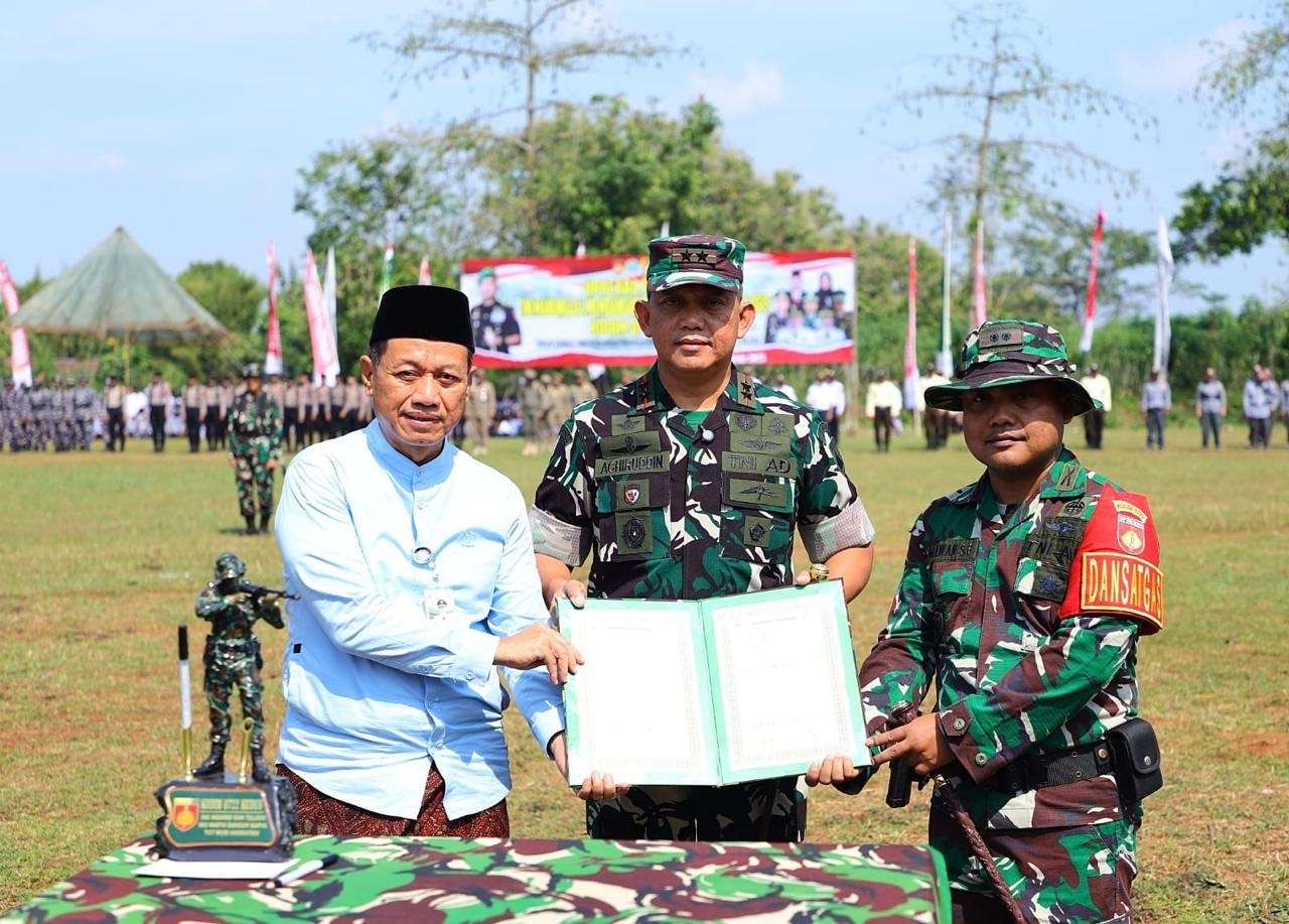 Penutupan TNI Manunggal Membangun Desa (TMMD) Reguler ke-125 di Desa Kandangmas, Kecamatan Dawe, Kabupaten Kudus dilakukan Bupati Kudus Sam’ani Intakoris bersama Pangdam IV/Diponegoro Mayjen TNI Achiruddin pada Kamis (21/8/2025).