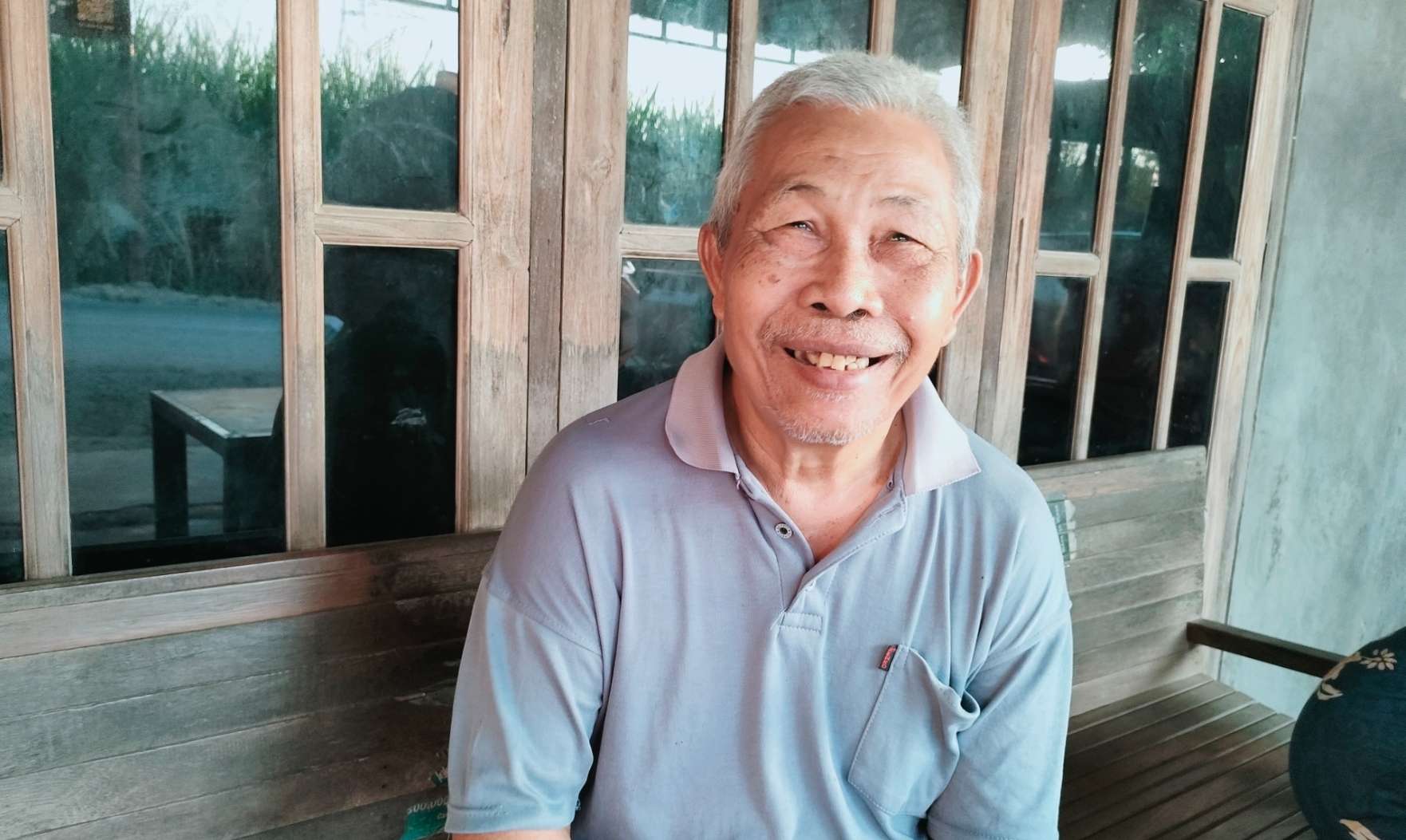 Tokoh masyarakat Desa Tanjungrejo, Mbah Kusnin saat diwawancarai terkait tambang di desanya, Kamis (31/7/2025)