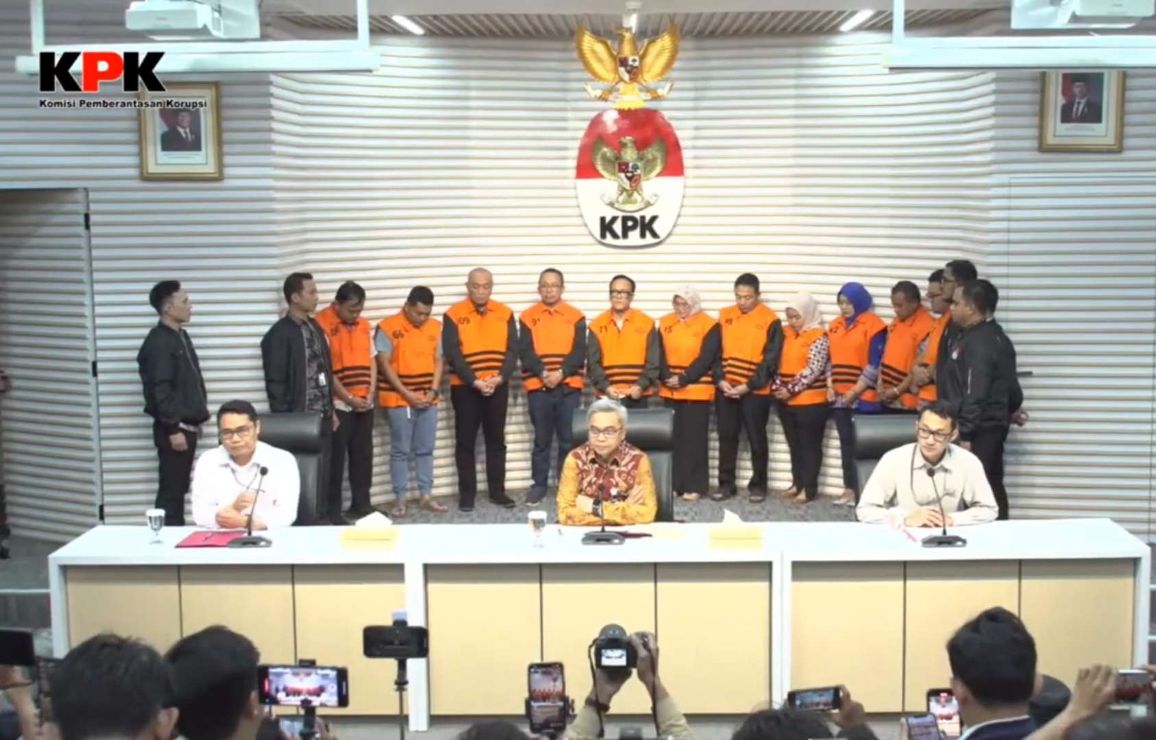11 tersangka kasus pemerasan sertifikasi K3 dihadirkan dalam konferensi pers di kantor KPK, Jumat (22/8/2025) (foto: tangkapan layar Youtube resmi KPK RI)
