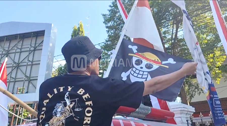 Pengibaran bendera One Piece alias Jolly Roger di sebelah barat laut Alun-alun Pati, Minggu (3/8/2025) (foto: MuriaNews)