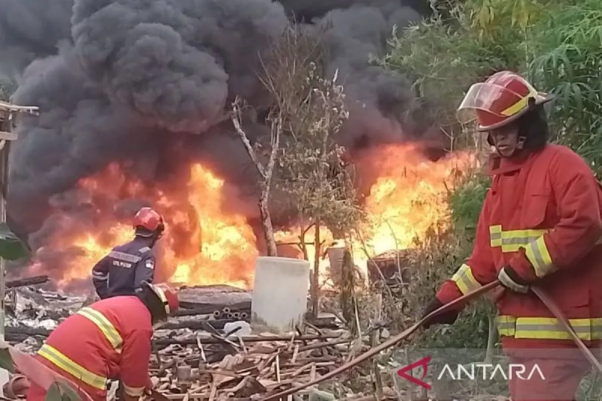 Petugas berjibaku memadamkan kebakaran sumur minyak masyarakat di Blora (foto: ANTARA)