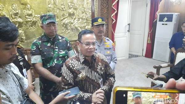 Bupati Pati Sudewo saat konferensi pers pembatalan kenaikan PBB 250% di Pendopo Kabupaten Pati, Jumat (8/8/2025). Foto: Dian Utoro Aji/detikJateng
