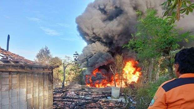 Kondisi sumur minyak di Dukuh Gendono, Desa Gandu, Kecamatan Bogorejo, Blora terbakar, Senin pagi (18/8/2025) (foto: detikJateng)