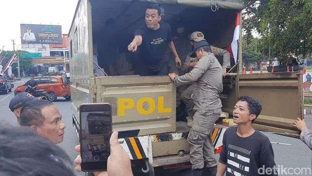 Kericuhan yang terjadi ketika Satpol PP Pati menertibkan dan membawa hasil donasi aliansi masyarakat Pati bersatu di sekitaran Alun-alun Pati, Selasa (5/8) (foto: detikJateng)