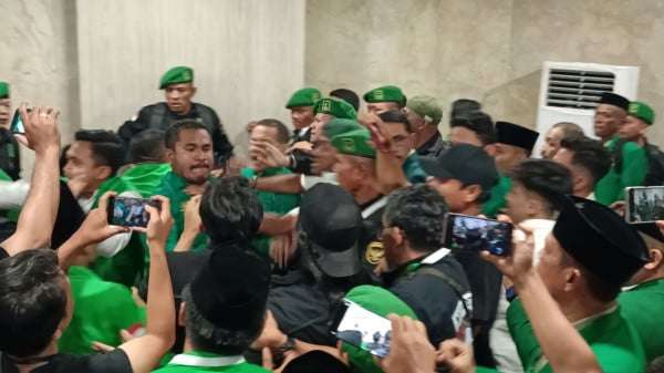 Aksi saling dorong dalam Pembukaan Muktamar X Partai Persatuan Pembangunan (PPP) di Ancol, Jakarta Utara pada Sabtu (27/9/2025) (foto: SindoNews)