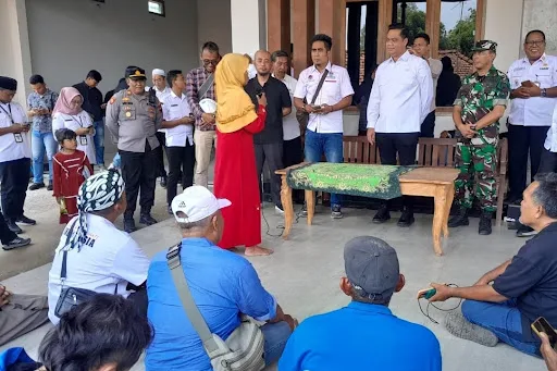 warga Desa Tunggulpandean, Nalumsari, Jepara utarakan keluhan didepan Bupati Jepara, Witiarso Utomo.
