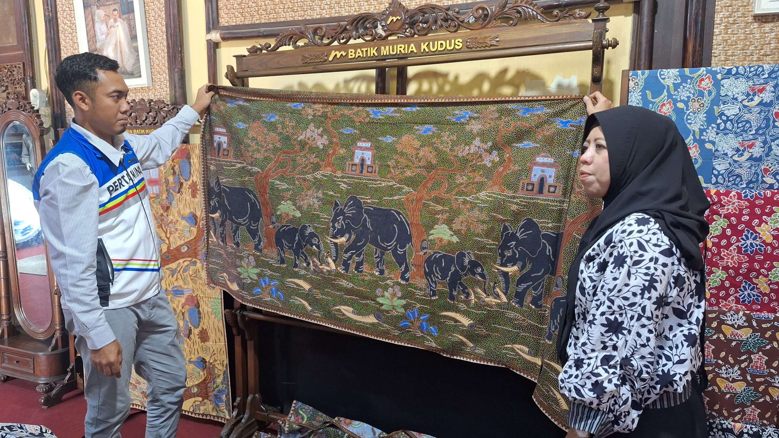 Yuli Astuti, pendiri Muria Batik menunjukkan batik motif khas Patiayam kepada Area Manager Communication, Relations & CSR Pertamina Patra Niaga Regional Jawa Bagian Tengah Taufiq Kurniawan, Selasa (9/9)