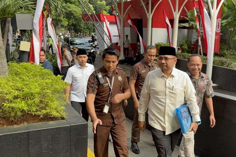 Eks Menteri Agama Yaqut Cholil Qoumas (kemeja kuning) saat memenuhi panggilan Komisi Pemberantasan Korupsi (KPK) terkait proses pembagian kuota haji tambahan, di Gedung Merah Putih, Jakarta, Senin (1/9/2025).(KOMPAS.com)
