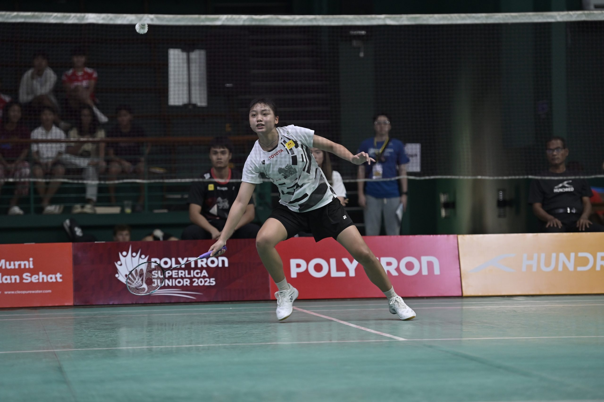 Atlet putri Banthongyord (Thailand), Anyapat Phichitpreechasak saat bertanding di Polytron Superliga Junior 2025 di sektor U-19 Putri