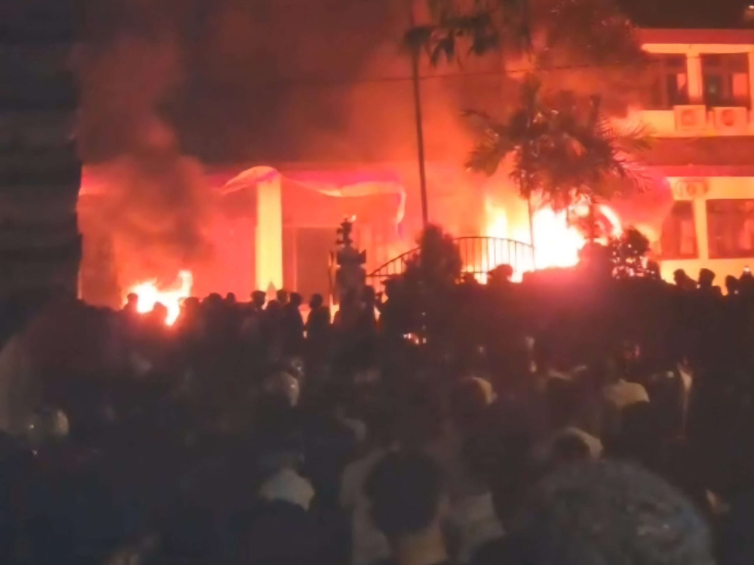 Pembakaran gedung DPRD Jepara saat demo yang berujung kericuhan pada Minggu (31/8) dini hari