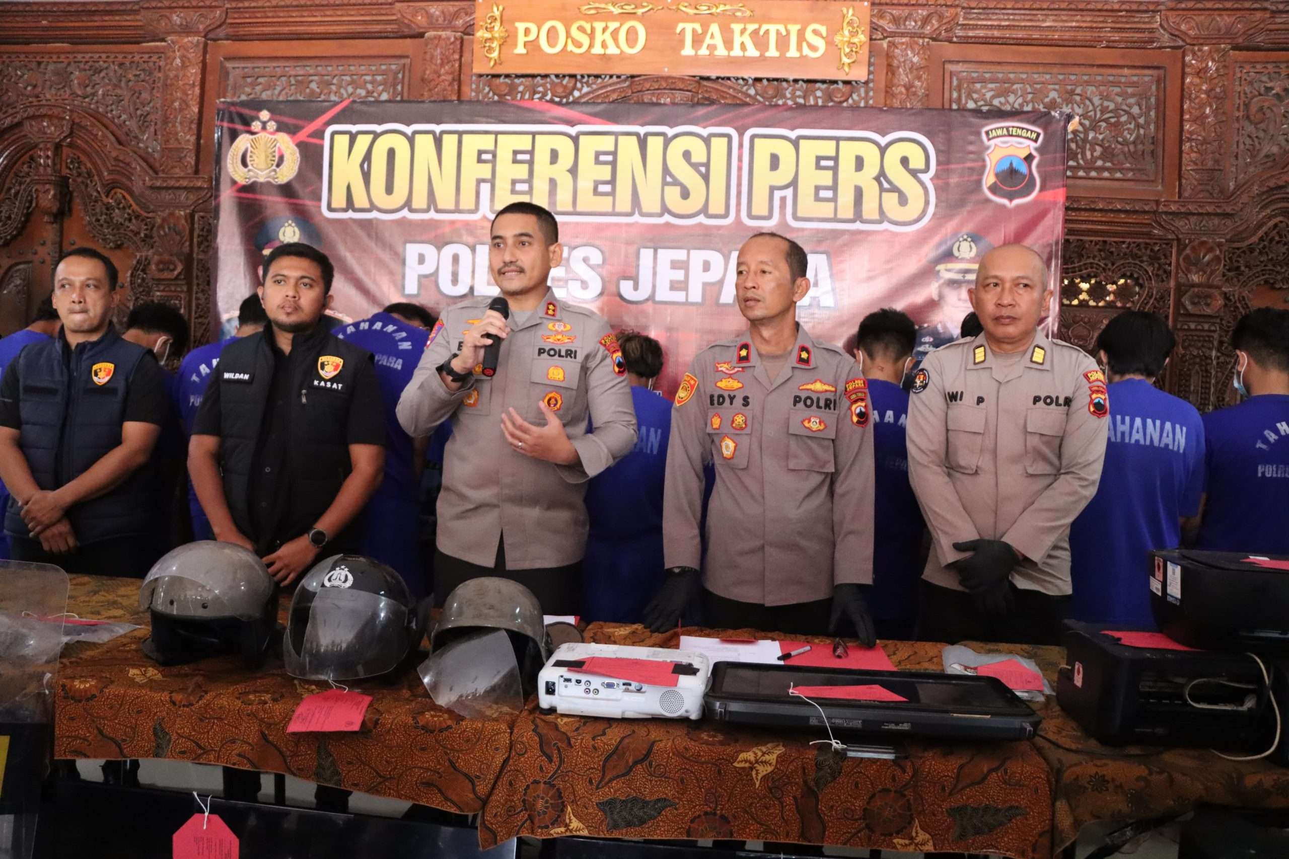 Konferensi pers penetapan tersangka demo berujung penjarahan dan pembakaran Gedung DPRD Jepara pada Minggu (31/8) lalu (istimewa)