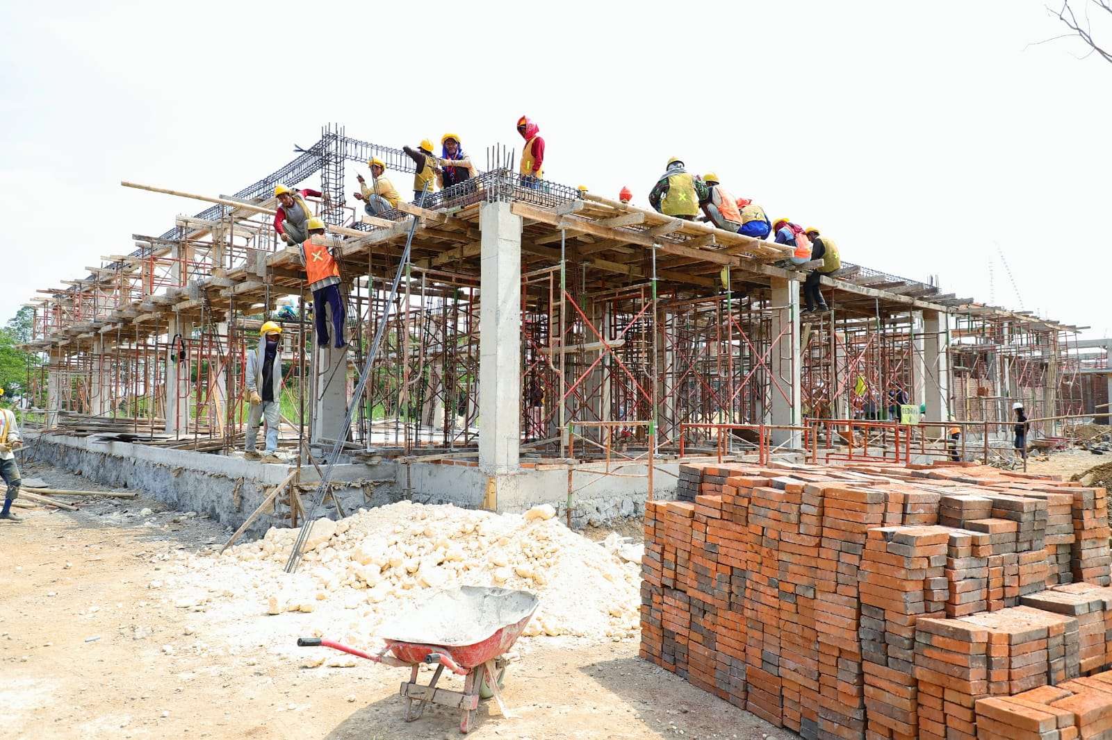 Proses pembangunan Perpusda Kudus yang baru, Senin (8/9/2025)
