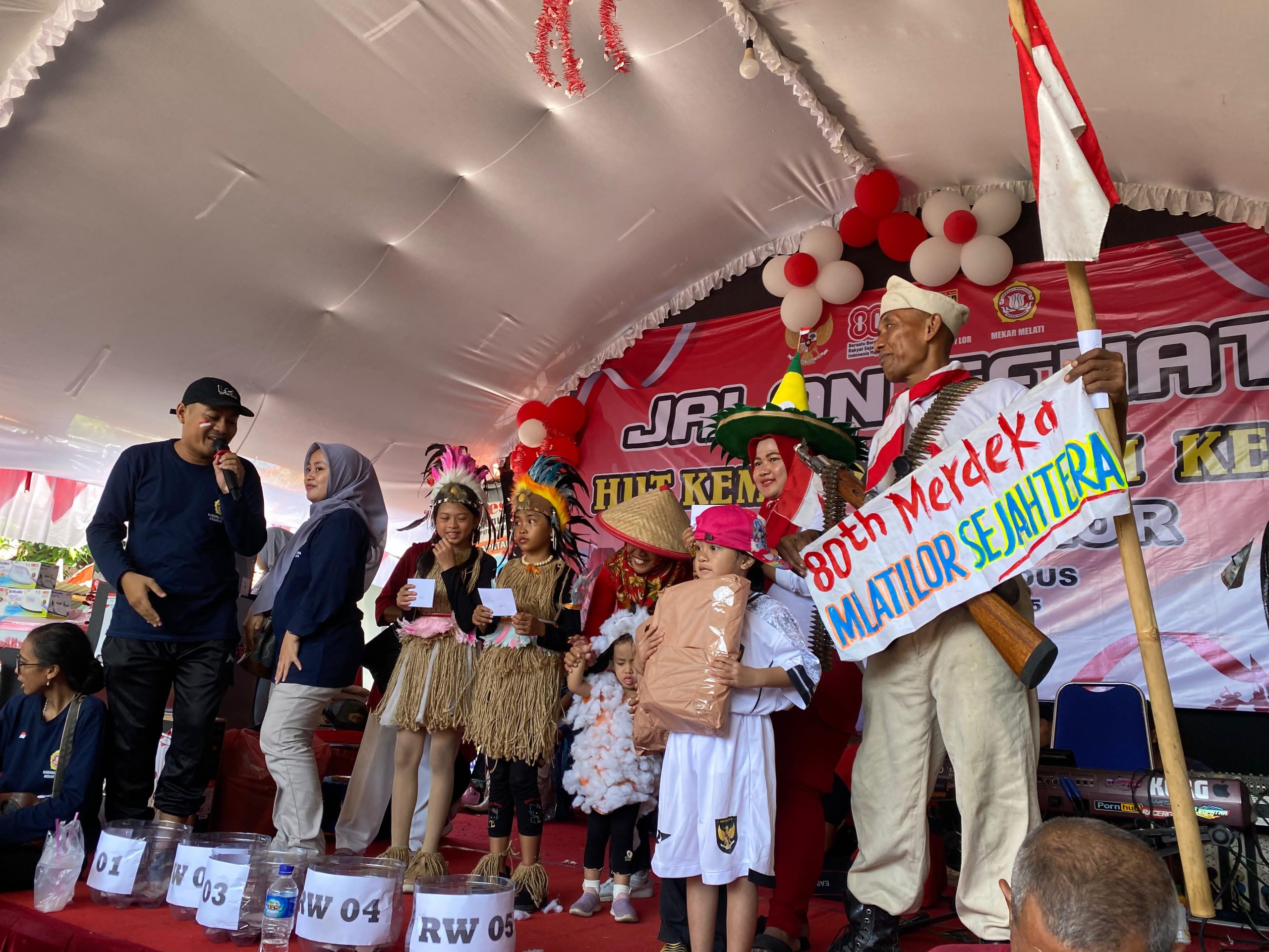 Panggung jalan sehat peringatan HUT ke-80 Republik Indonesia di Desa Mlati Lor, Kecamatan Kota, Kabupaten Kudus, Minggu, 31 Agustus 2025
