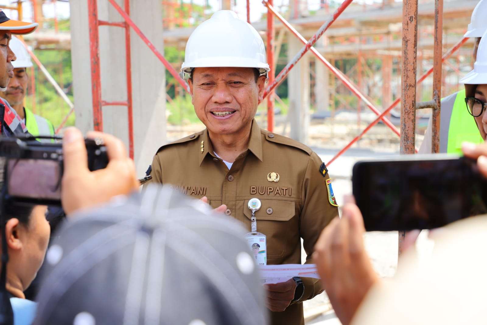 Bupati Kudus Sam'ani Intakoris