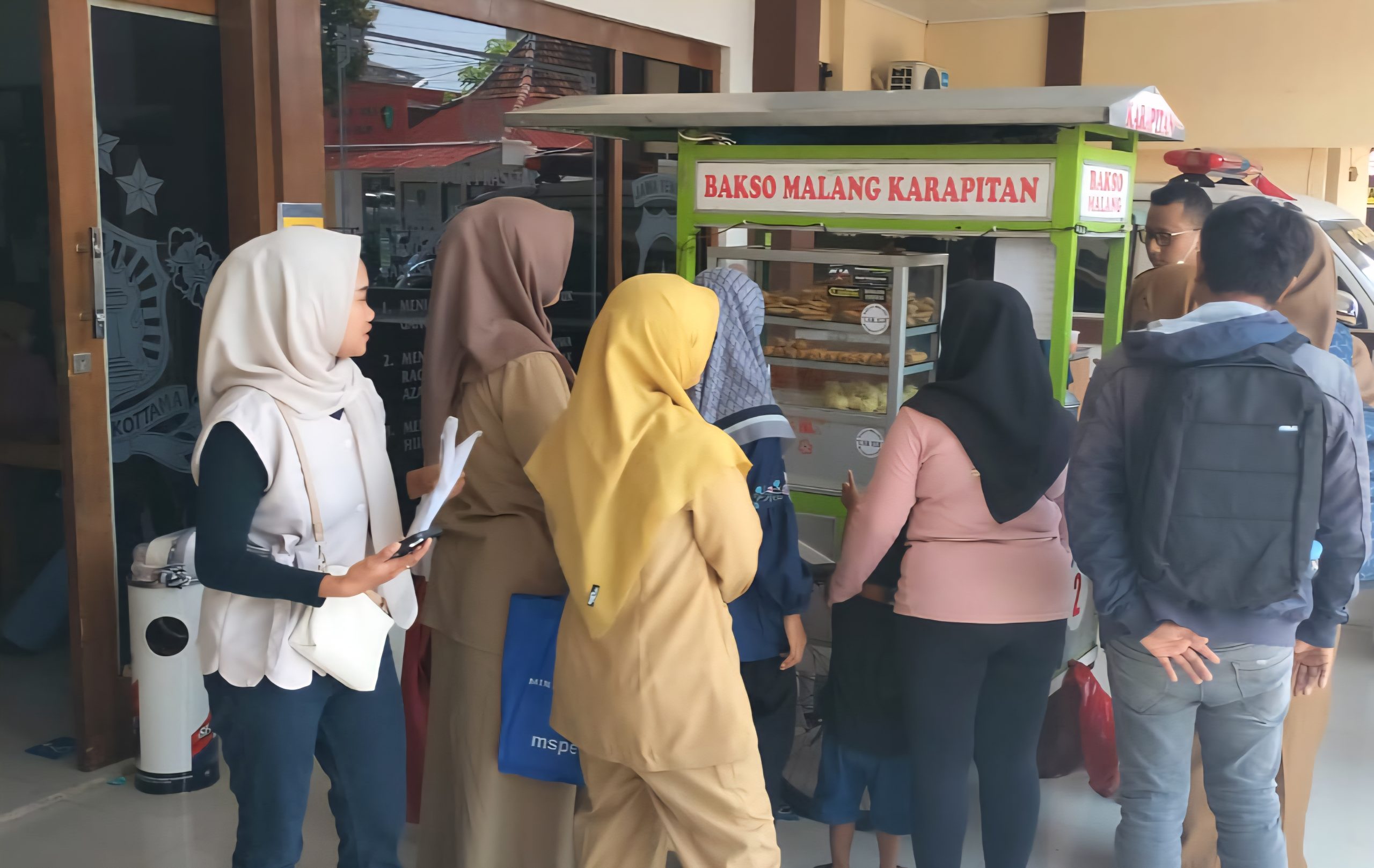 Pemohon SKCK mengerubungi gerobak bakso gratis yang disediakan di SPKT Terpadu Polres Kudus, Senin (15/9)