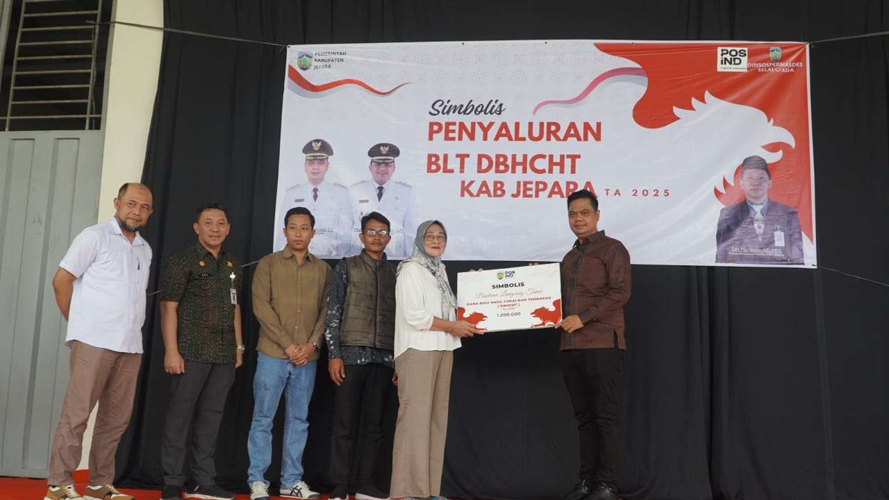 Penyerahan simbolis Bantuan Langsung Tunai (BLT) Dana Bagi Hasil Cukai Hasil Tembakau (DBHCHT) digelar di halaman PT Putra Bintang 9 Nusantara, Desa Kecapi, Kecamatan Tahunan, Selasa (16/9/2025)