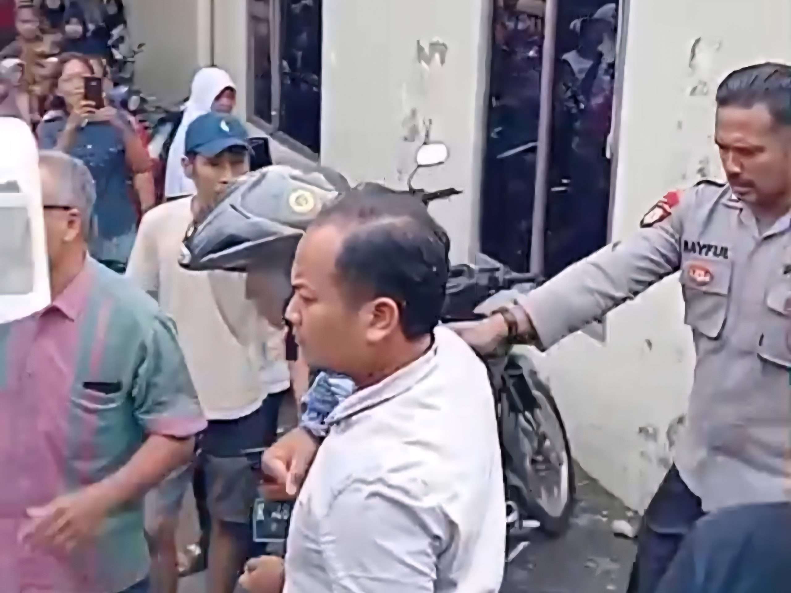 Terduga pelaku pencurian tas diamankan dari Balai Desa Senenan, Kecamatan Tahunan, Kabupaten Jepara pada Selasa (16/9/2025)