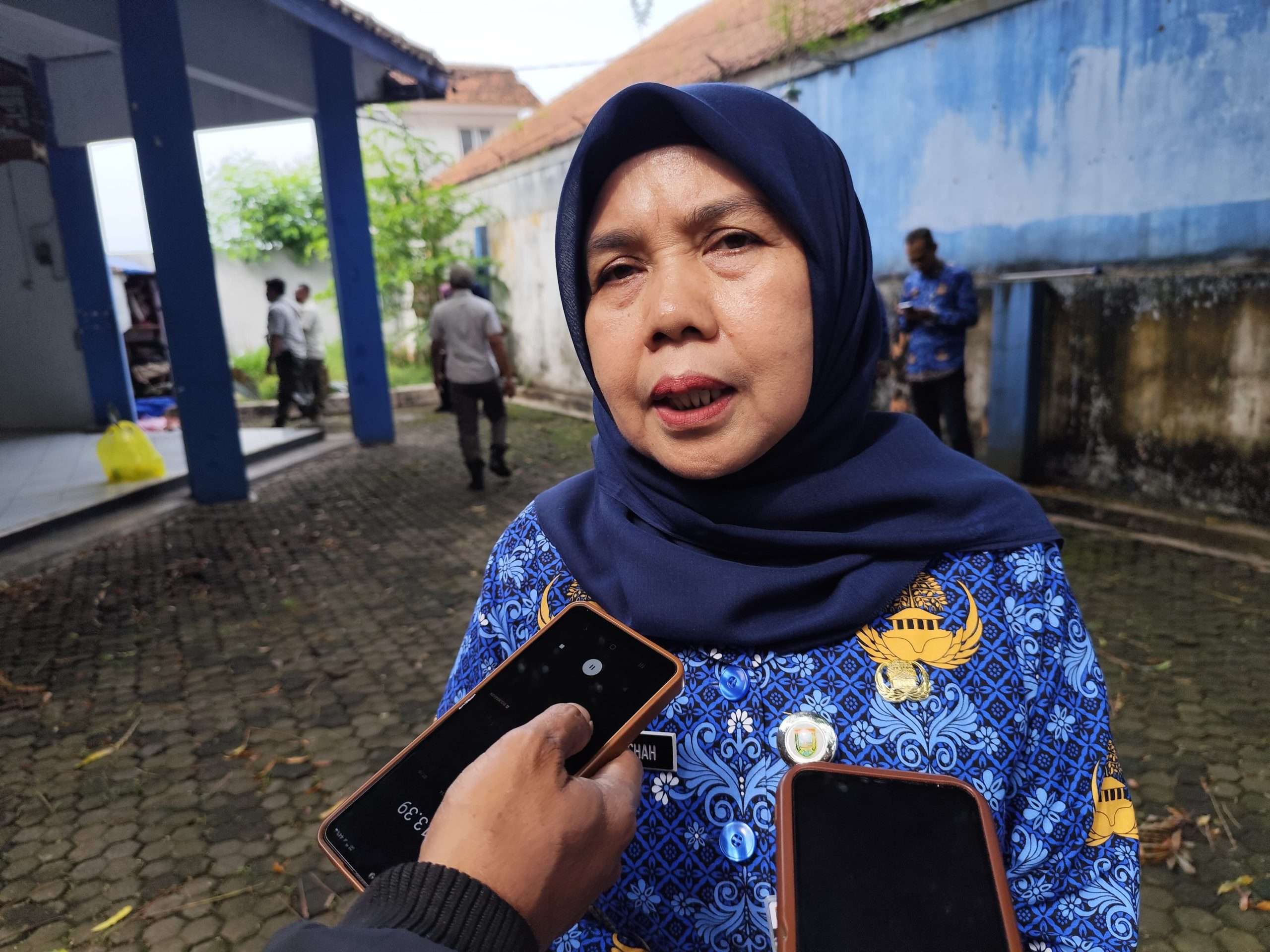 Kepala BPPKAD Kudus Djati Solechah memberi keterangan terkait pengosongan gedung yang disewa DPC Lembaga Wartawan Indonesia (LWI) Kudus di Mlati Kidul, Kecamatan Kudus Kota