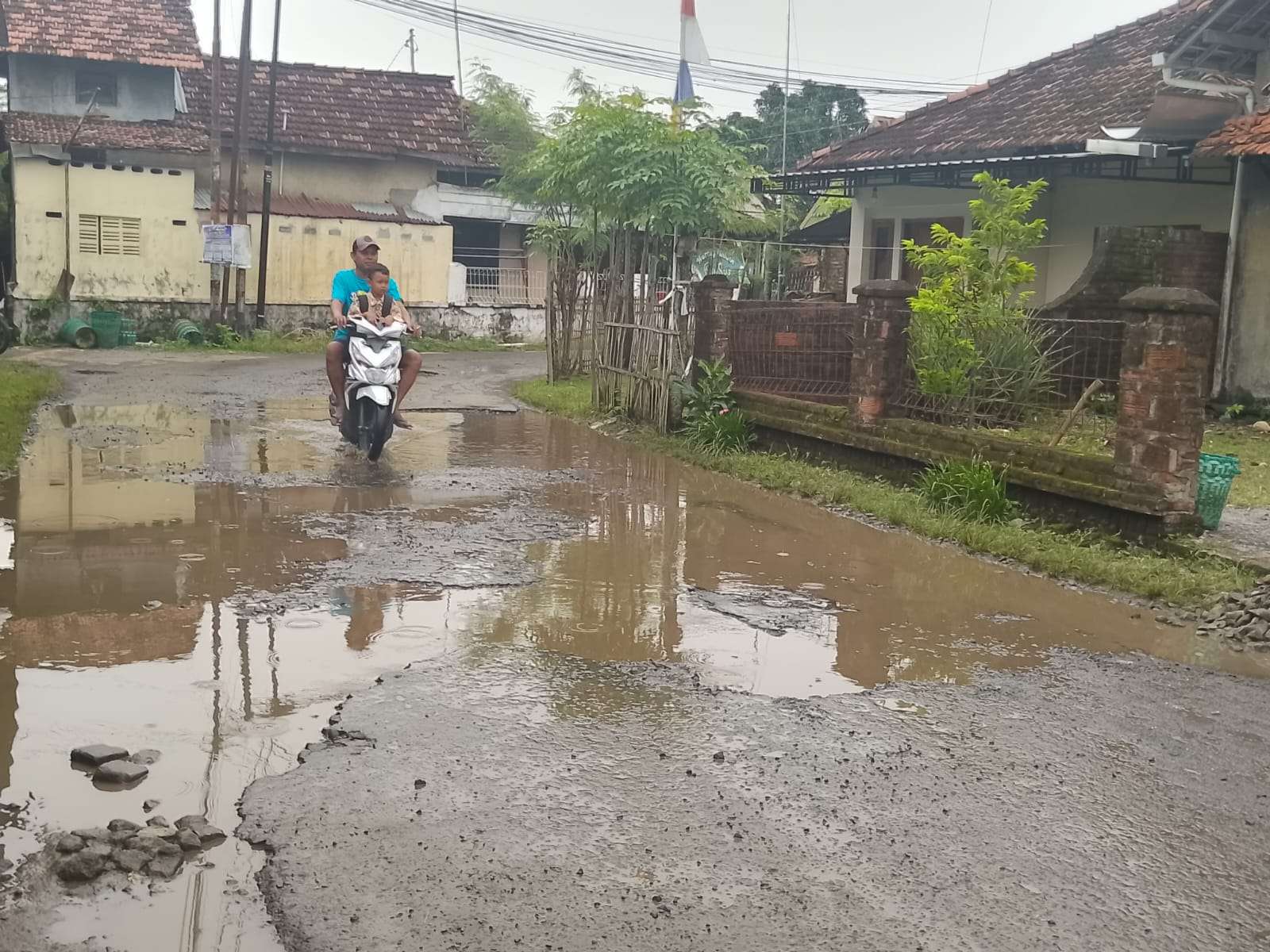 Penampakan jalan Desa Pasuruan Lor, Kecamatan Jati, Kudus yang sudah rusak selama lima tahun