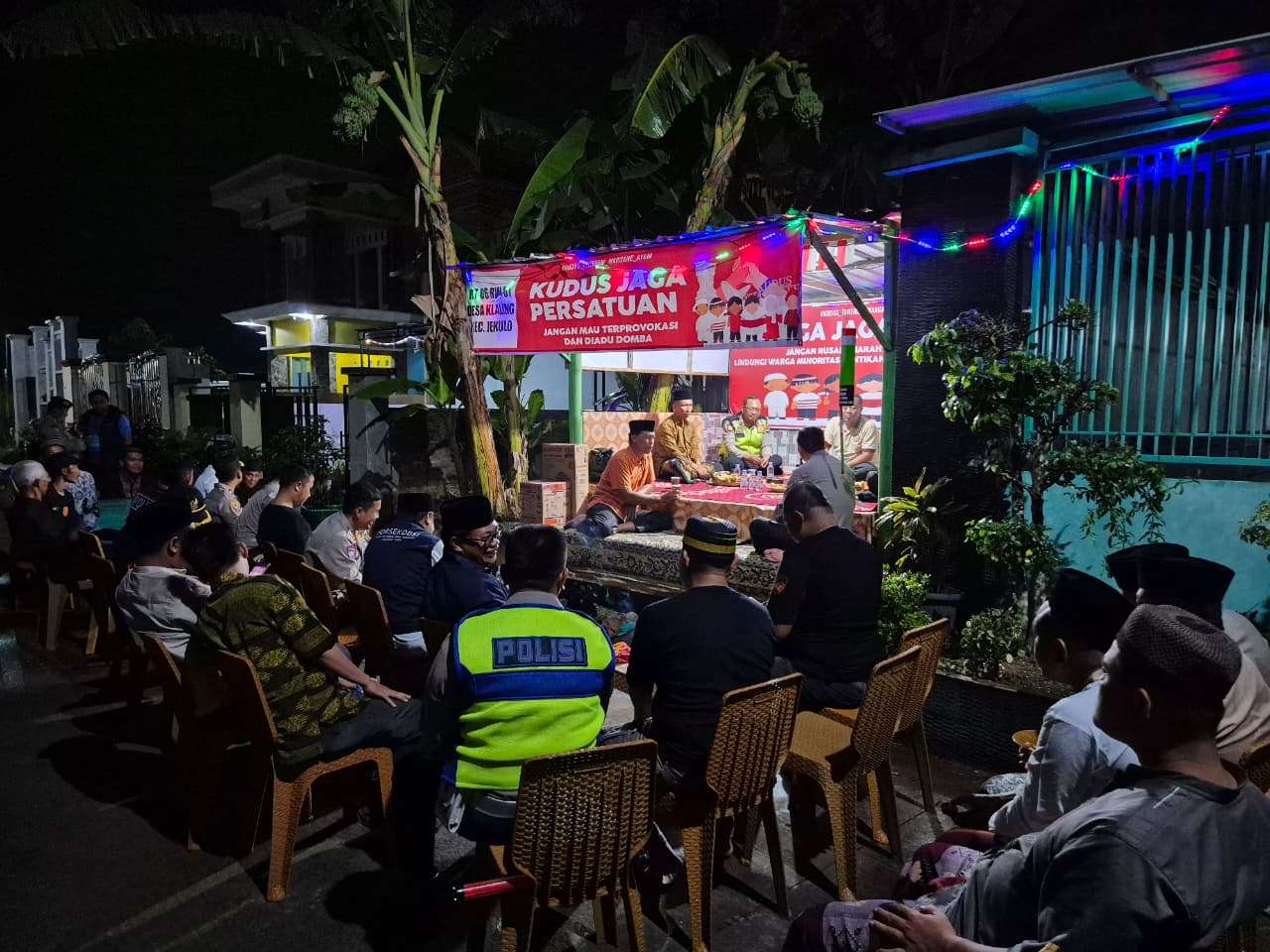 Kapolres Kudus AKBP Heru Dwi Purnomo bersama sejumlah Pejabat Utama (PJU) Polres Kudus dan Kapolsek Jekulo saat mengecek Pos Kamling Desa Klaling RT 6 RW 1, Kecamatan Jekulo, pada Rabu (24/9) malam