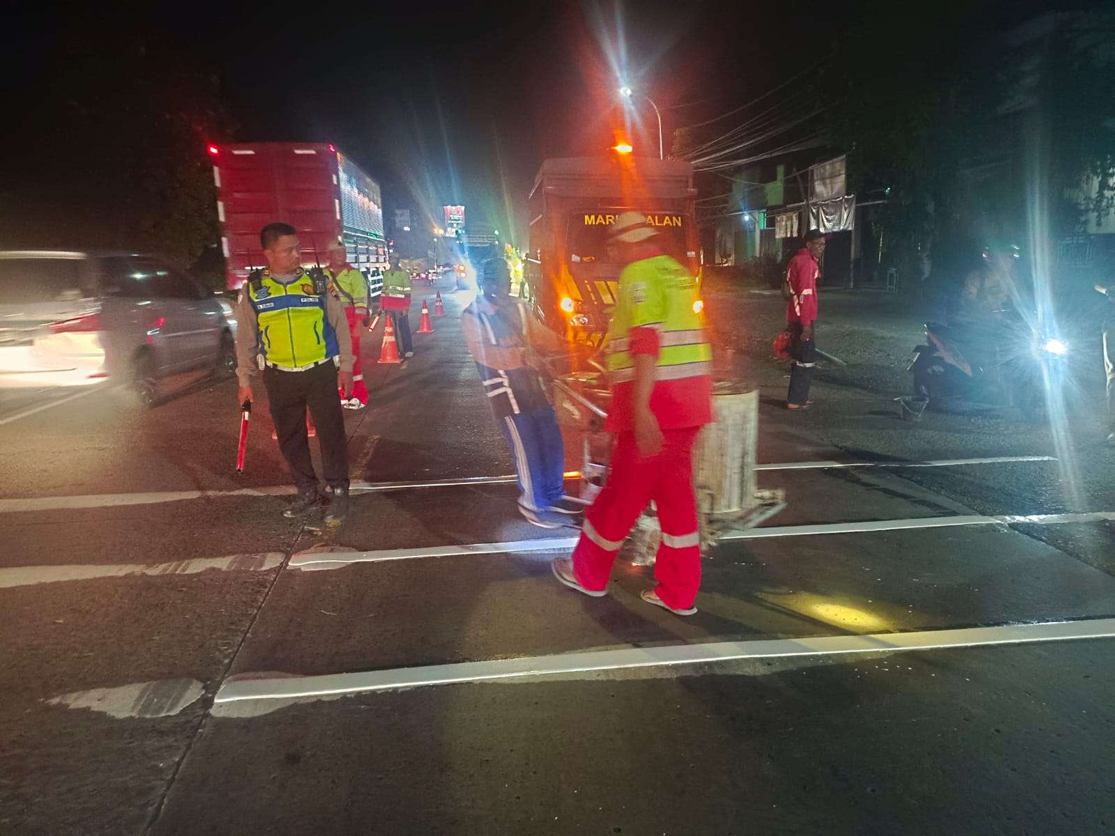 Pemasangan rumble strip (pita kejut) di sejumlah ruas jalan rawan kecelakaan di Kabupaten Kudus oleh Satlantas Polres Kudus bersama Balai Jalan Nasional PPK 3.2