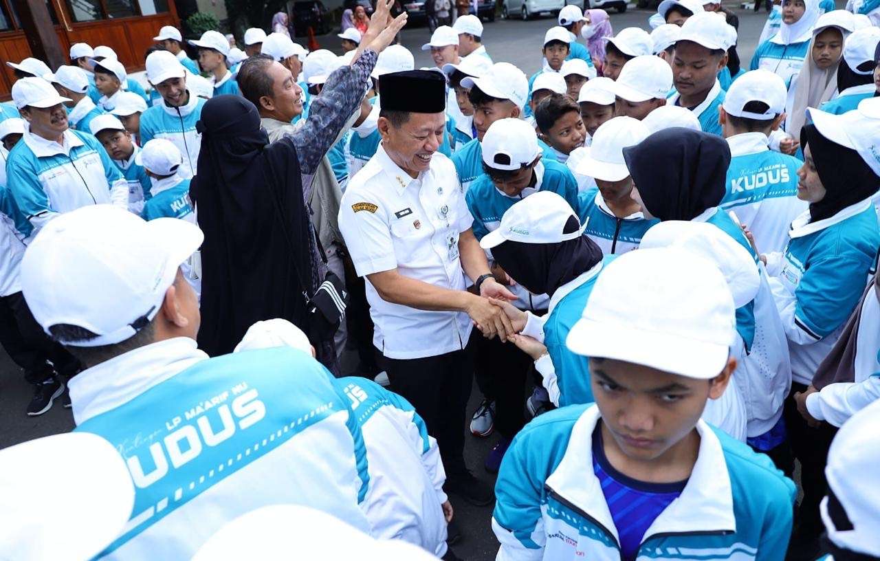 Pelepasan para pelajar dan oficial Kontingen Kudus dalam ajang Pekan Olahraga dan Seni Ma’arif (PORSEMA) XIII di Pendopo Kudus, Rabu (10/9)
