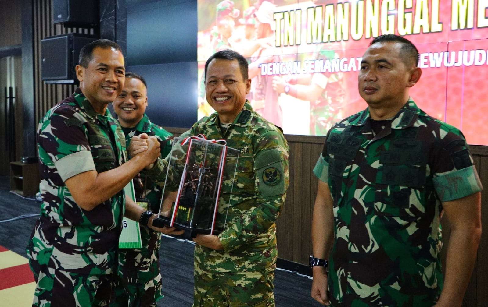 Penyerahan penghargaan dilakukan dalam Rapat Koordinasi Teknis TNI Manunggal Membangun Desa (TMMD) ke-126 Tahun Anggaran 2025 digelar di Aula A.H. Nasution Mabes TNI AD, Jakarta Pusat, Rabu (17/9/2025)