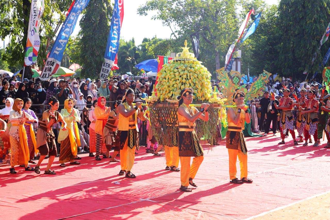 Karnaval Budaya dalam rangka Hari Jadi ke-476 Kudus yang berlangsung di Alun-alun Simpang Tujuh Kudus pada Sabtu (20/9/2025)