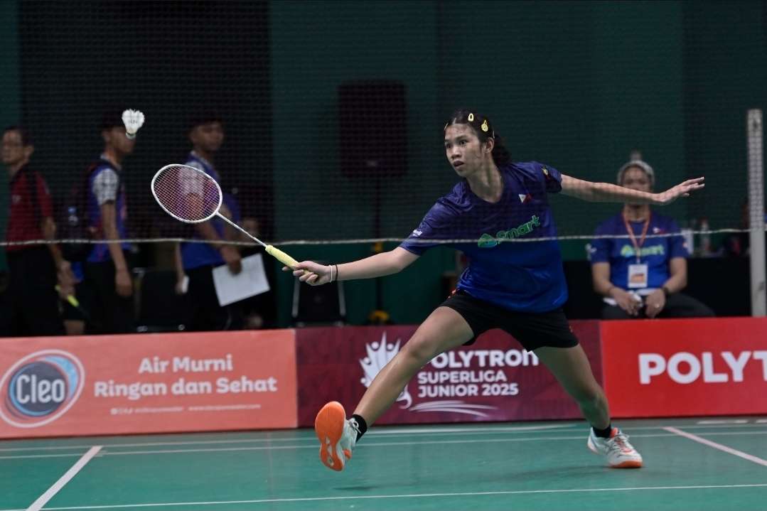 Atlet putri Filipina, Nica Ysabel Gulpany saat bertanding pada hari ketiga Polytron Superliga Junior 2025 di sektor U-17 Putri melawan atlet Gideon Badminton Academy, Dhiva Violya Marante.
