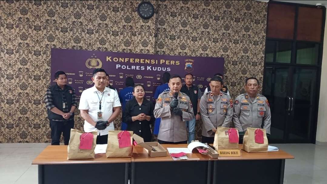 Jumpa pers tersangka kasus penusukan warga Kelurahan Wergu Wetan, Kecamatan Kota, Kudus, Rabu (24/9/2025)