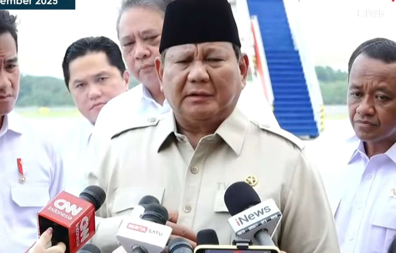 Presiden Prabowo Subianto usai mendarat selepas kunjungan kerja ke sejumlah negara, Sabtu (27/9) (foto: kanal Youtube KompasTV)