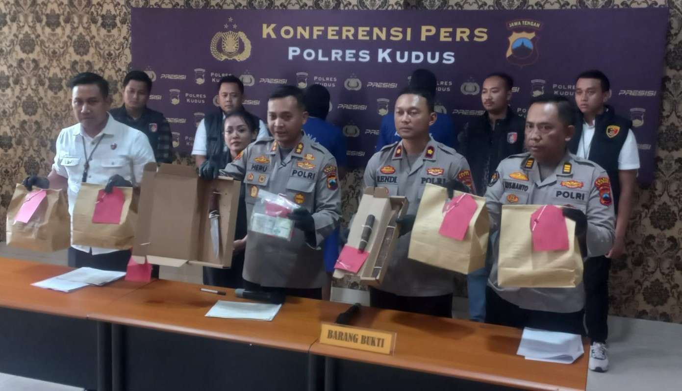 konferensi pers yang digelar Polres Kudus pada Rabu (24/9) mengenai penusukan di Wergu Wetan, Kecamatan Kudus Kota (foto: rri.co.id)