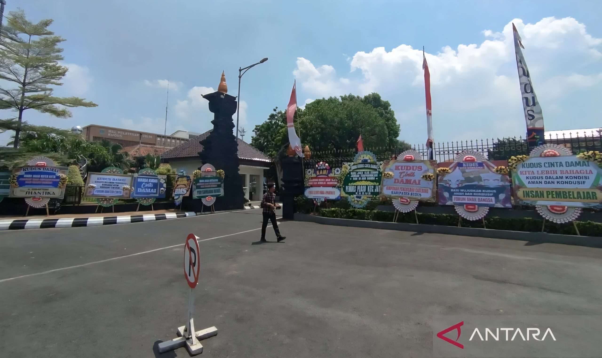 puluhan karangan bunga "Kudus Cinta Damai" di Kompleks Pendopo Kudus pada Kamis (4/9) (foto: ANTARA)
