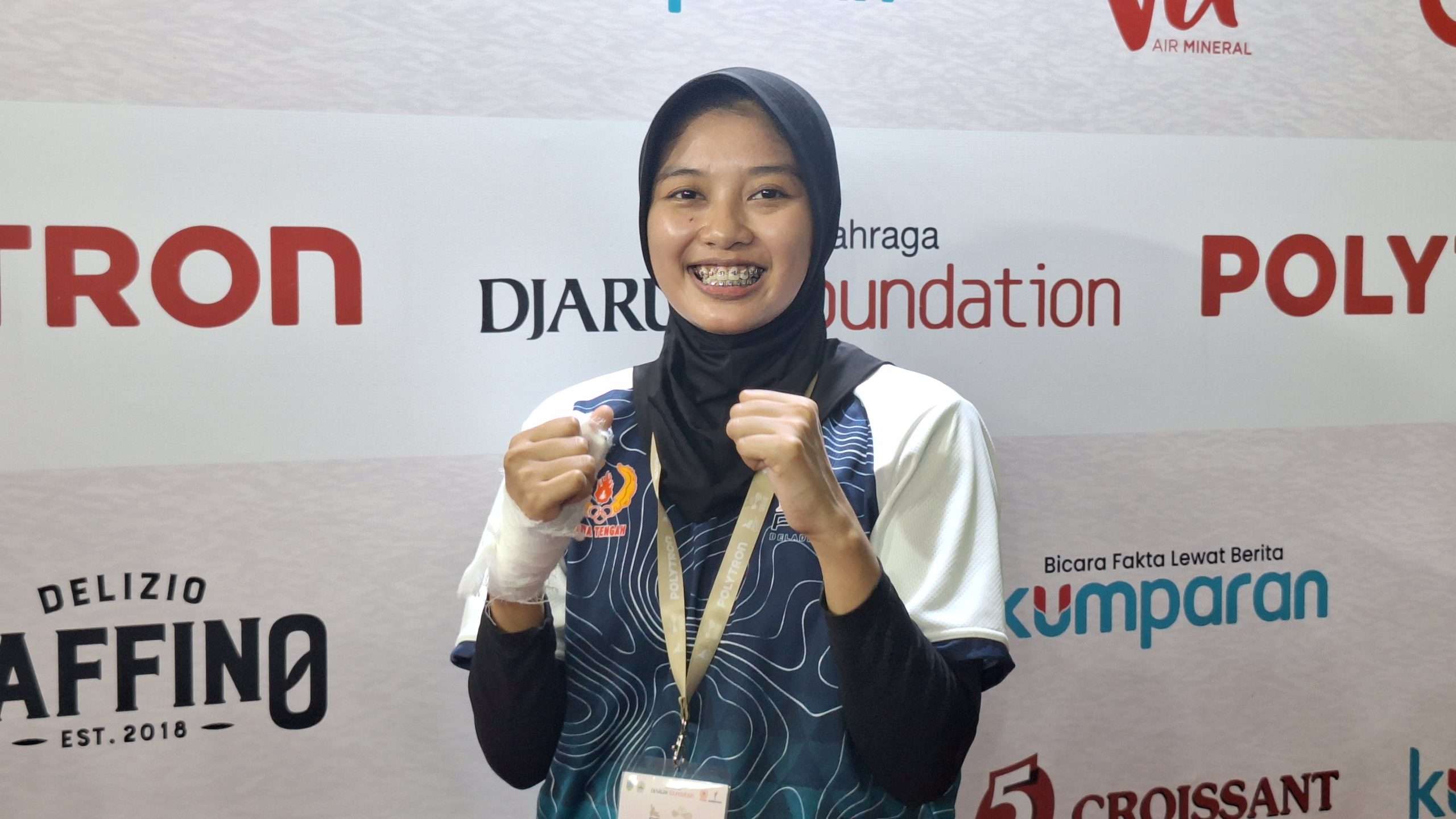 Atlet asal Kabupaten Kudus Vinka Widyaningrum yang berlaga di kelas Tarung Putri 54,1–58 Kg berhasil membawa pulang medali emas usai melawan petarung tangguh asal Jawa Barat, Dewi Yosilia pada Rabu (15/10) (KlikFakta/Melina)