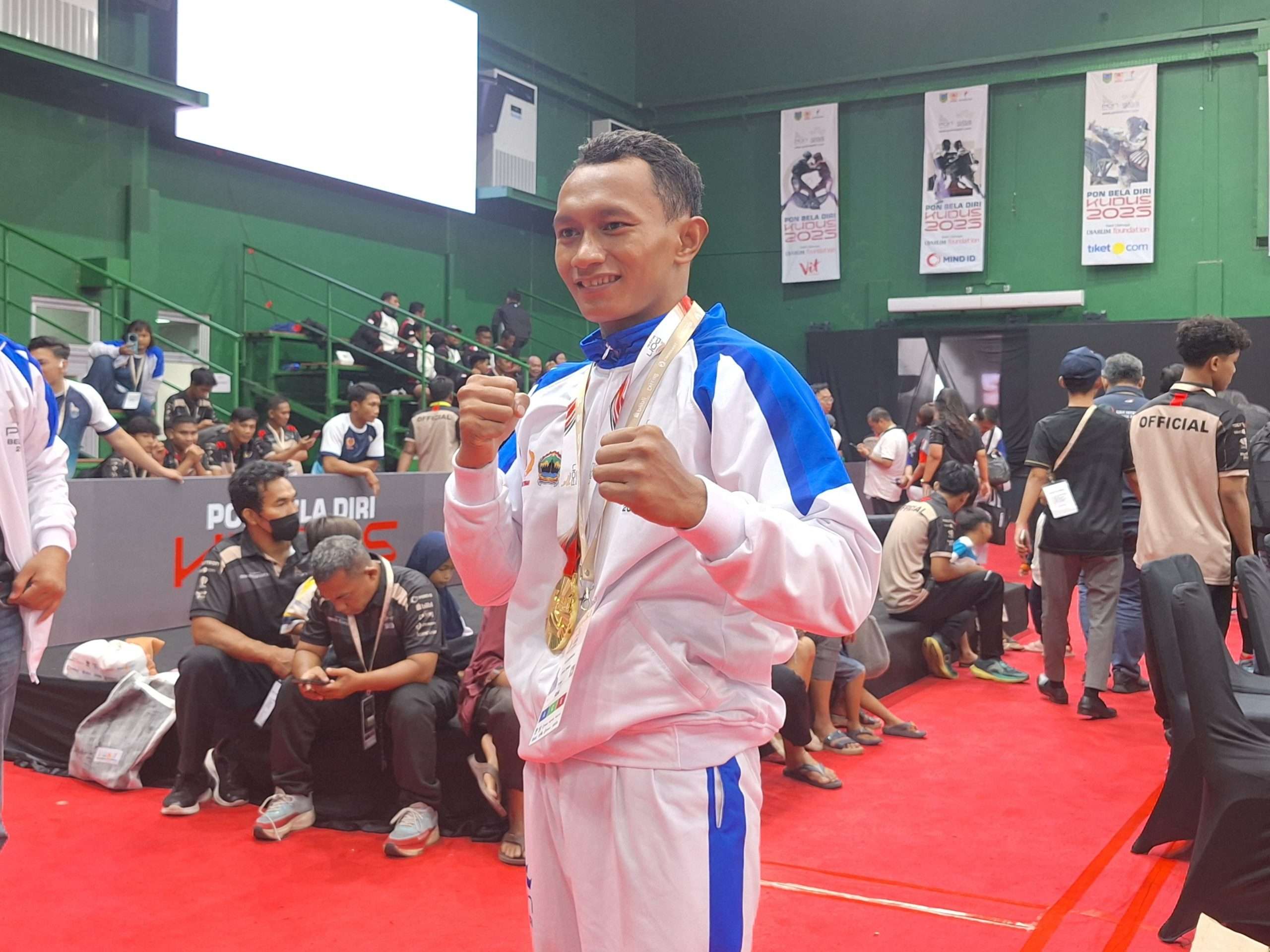 Atlet sambo asal Kudus Budi Setiawan memenangkan laga nomor combat sambo -58 kg Pekan Olahraga Nasional (PON) Bela Diri Kudus 2025 pada Sabtu (18/10)
