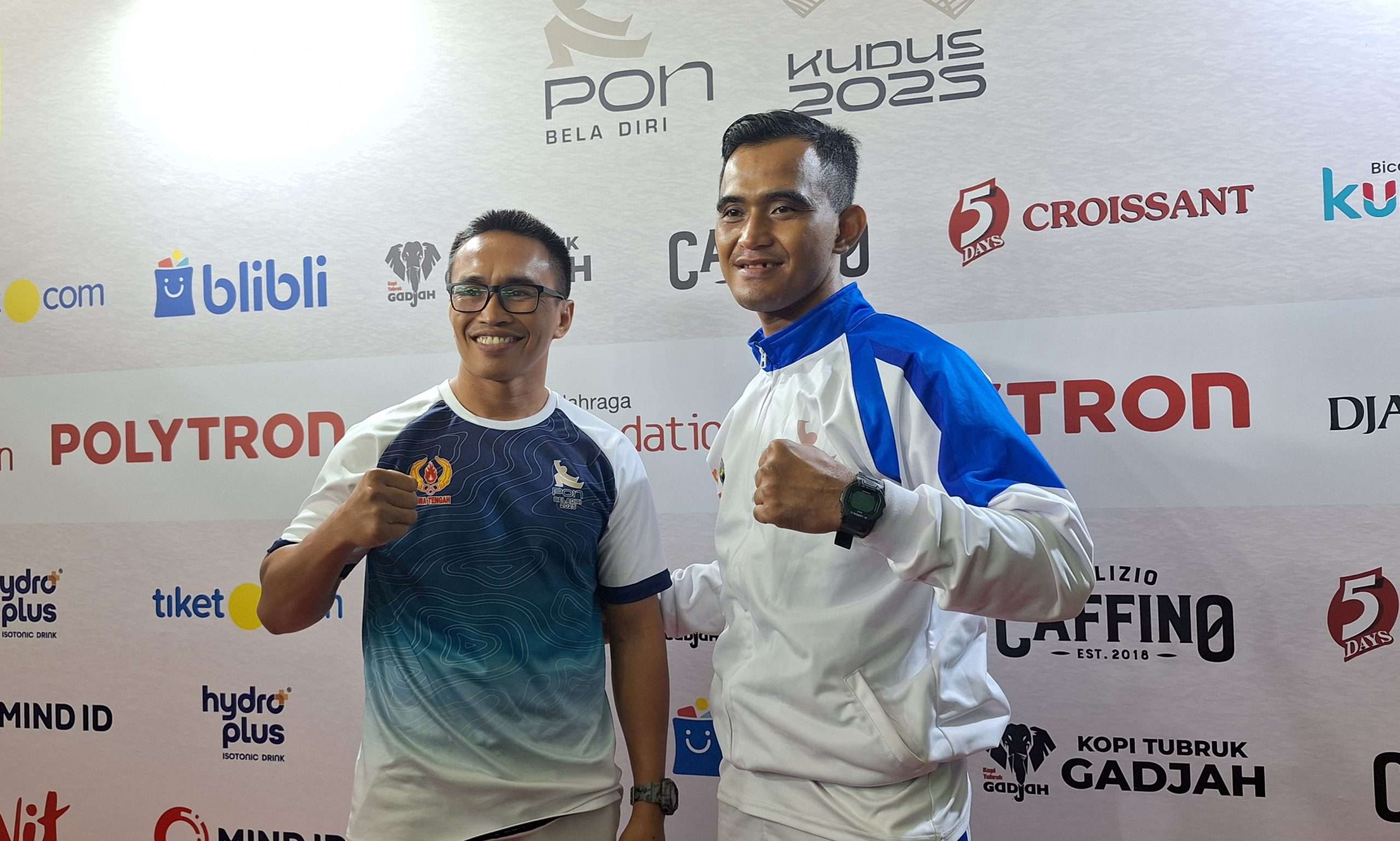 Pelatih tim Sambo Jateng Sunoto bersama peraih medali perak, M. Sandi Pramana di media center GOR Djarum Kaliputu, Senin (20/10) (KlikFakta/Melina)