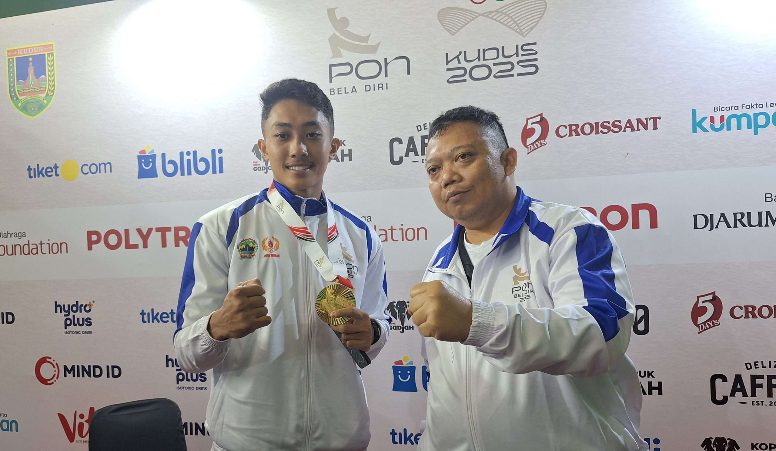 Muhammad Faizal Ivanda (21) peraih emas cabor Pencak Silat nomor pertandingan F Putra bersama Manager Tim Kontingen Jateng cabor pencak silat Sigit Infantoro (KlikFakta/Melina)