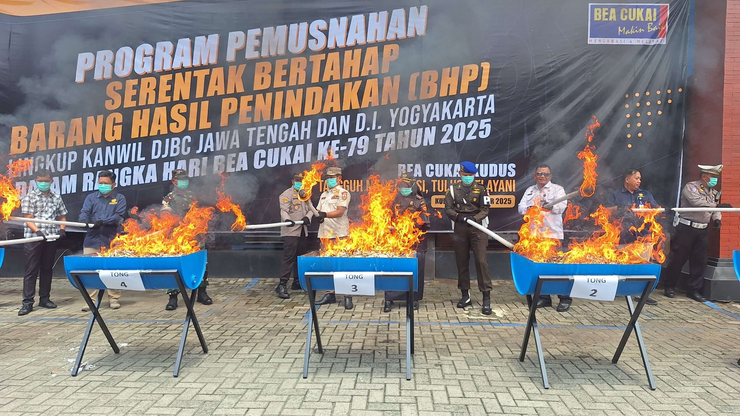 Pemusnahan rokok ilegal secara simbolis dengan cara dibakar di halaman Kantor Bea Cukai Kudus pada Rabu (22/10/2025) (KlikFakta/Melina)