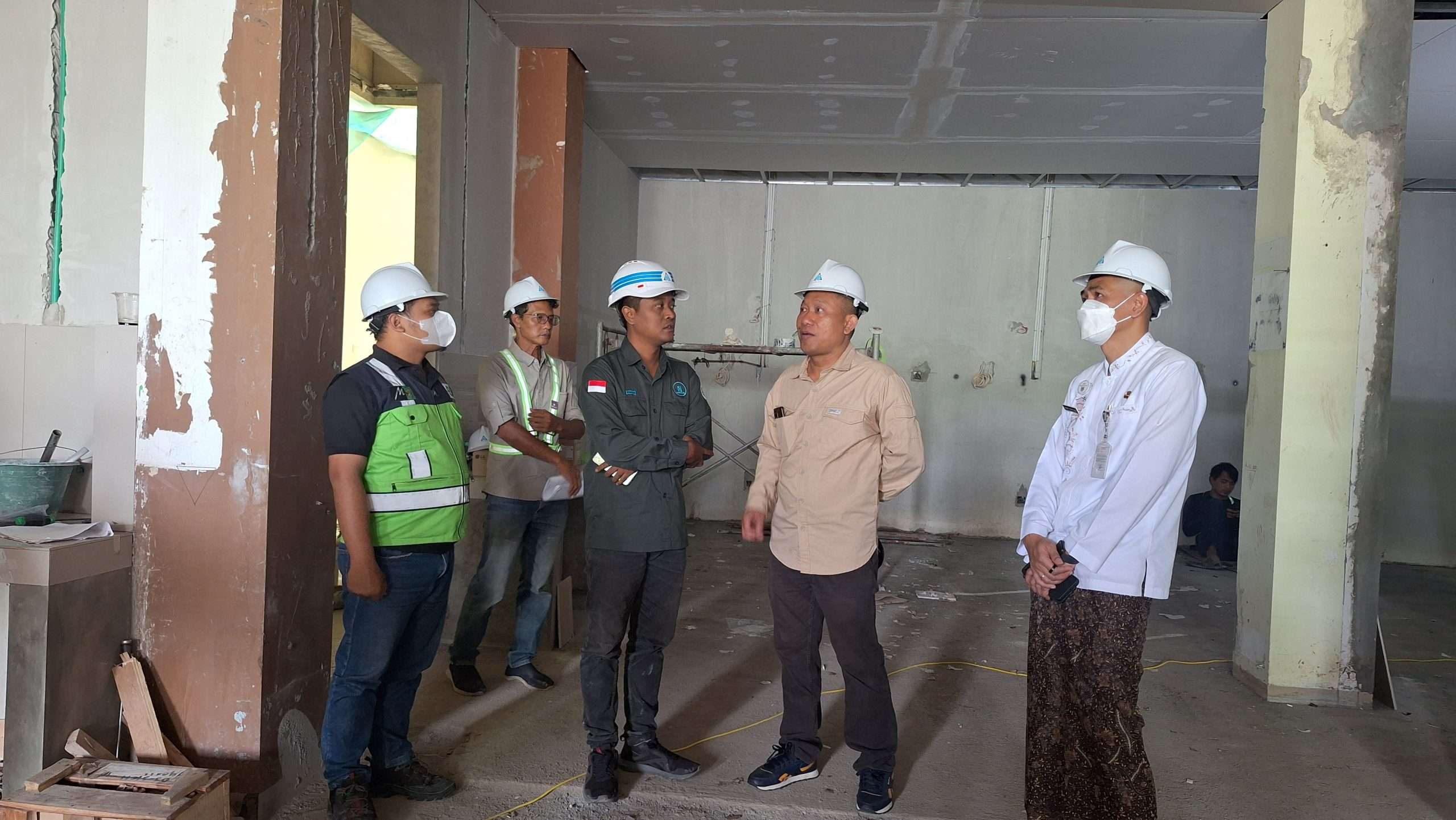 Ketua Komisi D DPRD Kudus Mardijanto (kemeja coklat) ketika inspeksi mendadak (sidak) ke RSUD dr. Loekmono Hadi Kudus pada Rabu, 22 Oktober 2025