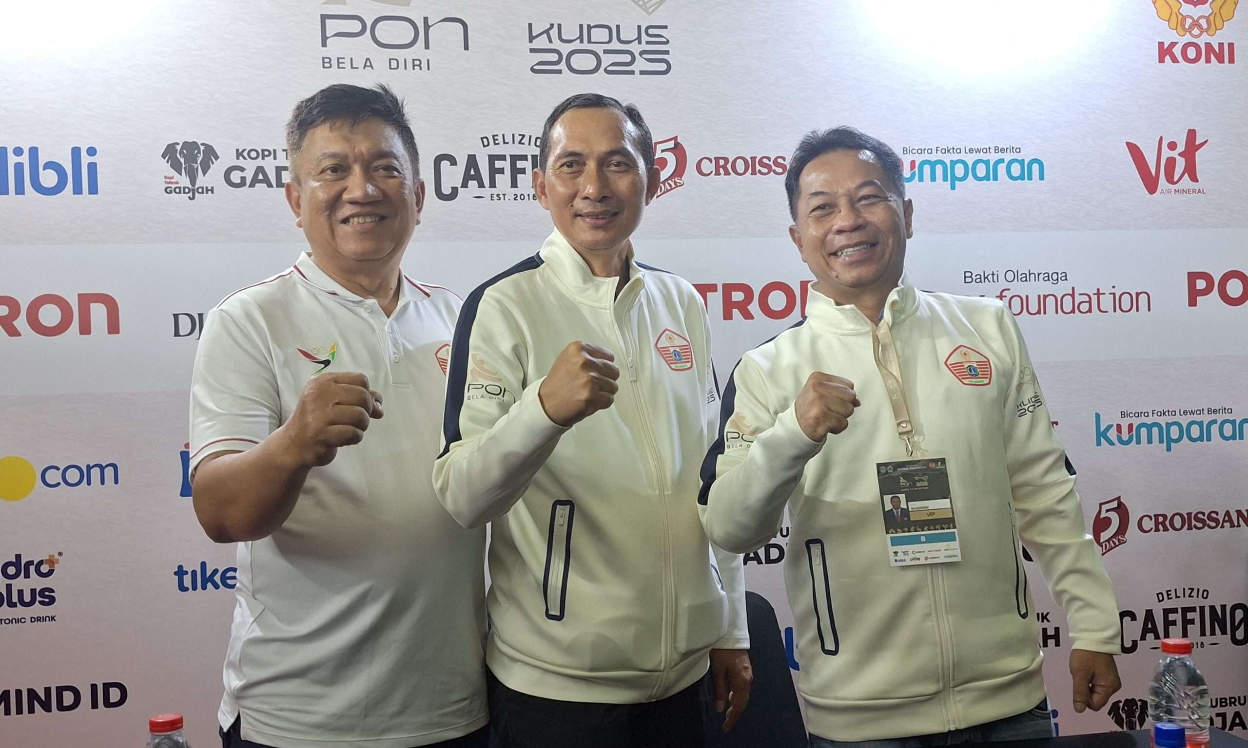 Wakil Ketua Umum KONI DKI Jakarta Fatchul Anas (tengah) bersama ofisial dari kontingen DKI Jakarta (KlikFakta/Melina)